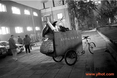 事发现场,三轮车还停在那里